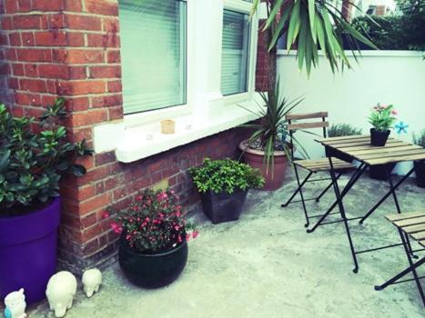 a garden area with a patio table and chairs, Home2Home-Rooms in London