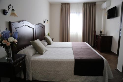 Double or Twin Room with Balcony image 3