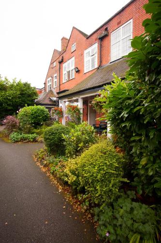 Barons Court Hotel - image 3