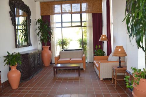 Lobby, Motel 6 Oakdale, CA in Oakdale