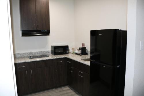 Kitchen, Scottish Inn & Suites - IAH Airport in Humble