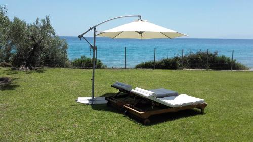 BEACHFRONT DETACHED VILLA on a "PRIVATE" BEACH gîte à louer Kassandrinó