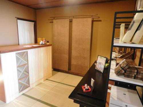 Front desk [24-hour]