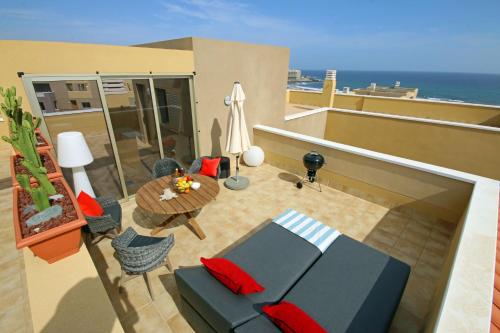 LA PERLA by RENTMEDANO superb luxury duplex, private roof terrace, ocean view, pool, WiFi and parking