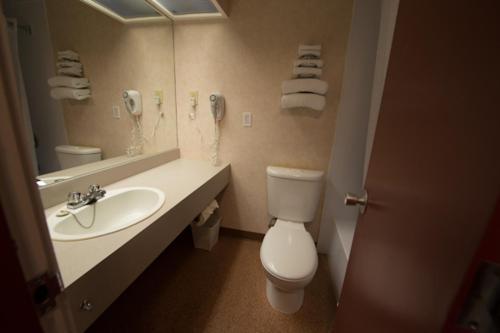 Vonios kambarys, Travelodge by Wyndham Winnipeg Airport West in Winnipeg (MB)