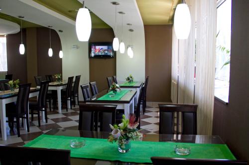 restavracija, Garni Hotel Tri O in Dragoslava Srejovica