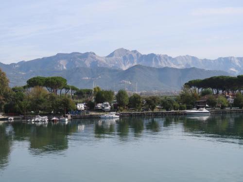  Alla Foce del Magra - Villa sul fiume con posto barca vicino Cinque Terre, Pension in Ameglia