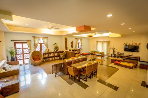 Shared lounge/TV area, Beachcastle & Sea View Villa near Twin-Hearts Stone Weir