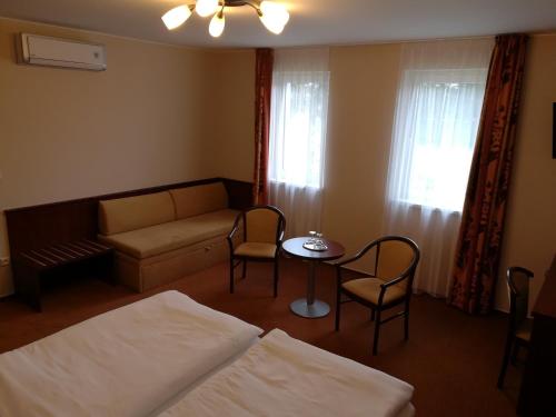 1 queen bed, 1 sofa bed