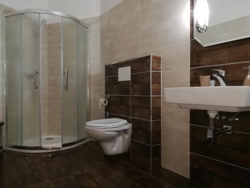 2 bedrooms, 5 beds