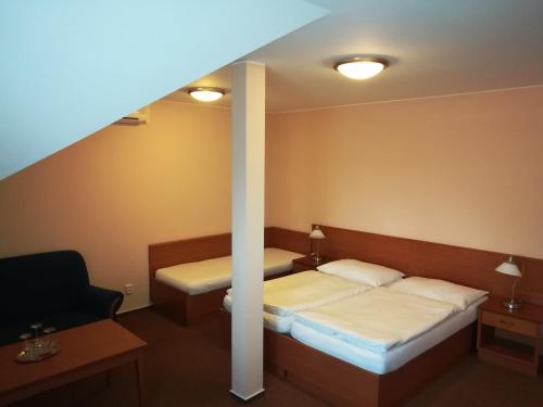 1 king bed, 1 twin bed, 1 sofa bed