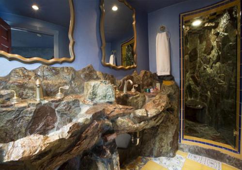 117732977 Madonna Inn
