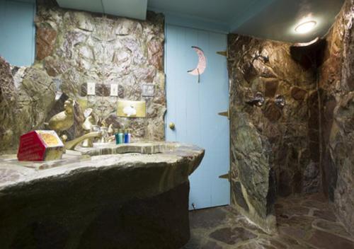 117733439 Madonna Inn