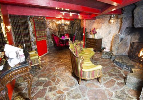 117733635 Madonna Inn