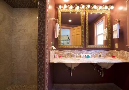 117733932 Madonna Inn