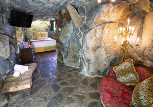 117734103 Madonna Inn