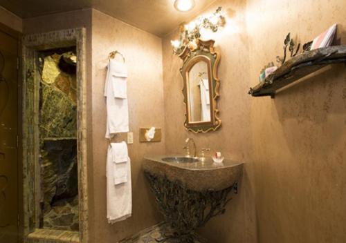 117734204 Madonna Inn