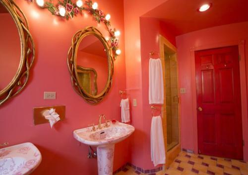 117735117 Madonna Inn
