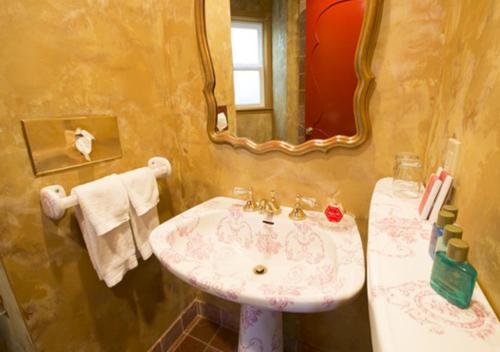 117735215 Madonna Inn