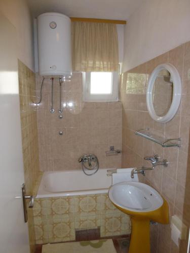 Seaview Family Apartment with Grand Terrace - image 2