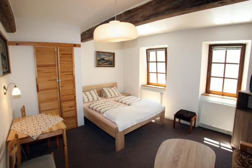 1 double bed, 1 twin bed