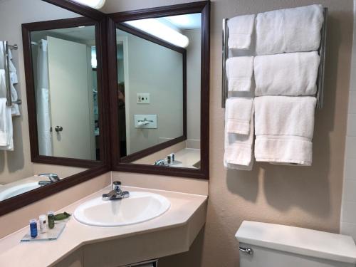 King Room with Roll-in Shower - Disability Access/Non-Smoking