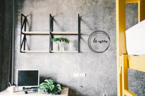 Main image of La moon