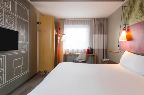 ibis De Haan Ibis De Haan is conveniently located in the popular De Haan area. Featuring a satisfying list of amenities, guests will find their stay at the property a comfortable one. Service-minded staff will wel