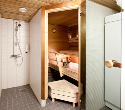 Shower, Holiday Club Pyhaniemi Cottages in Kihnio