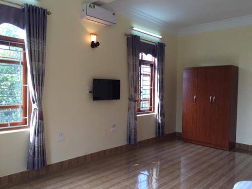 Mai Chau Mountains Set in a prime location of Mai Chau (Hoa Binh), Mai Chau Mountains puts everything the city has to offer just outside your doorstep. Both business travelers and tourists can enjoy the propertys facil