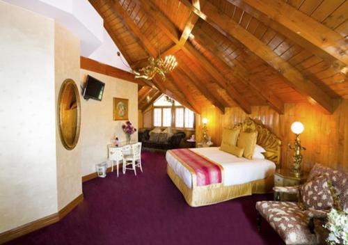 117827071 Madonna Inn