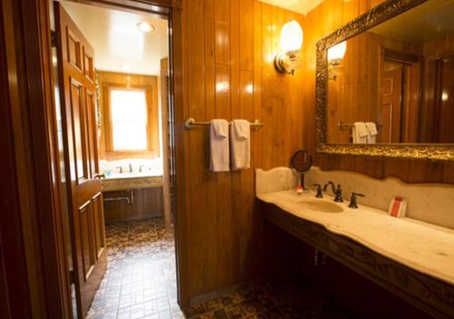 117828673 Madonna Inn