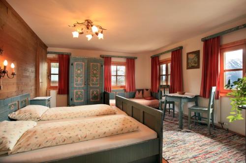 1 king bed, 1 twin bed