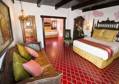 117831652 Madonna Inn