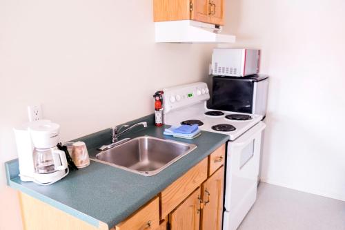 Kitchen, Prince Motel in Prince George (BC)