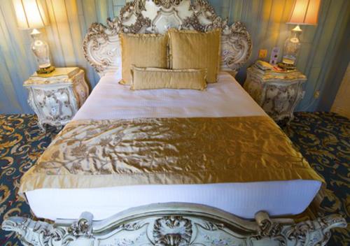 117838327 Madonna Inn