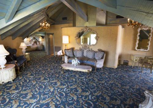 117838379 Madonna Inn