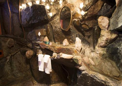 117838875 Madonna Inn
