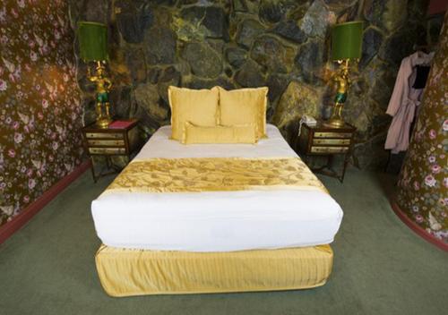 117845422 Madonna Inn