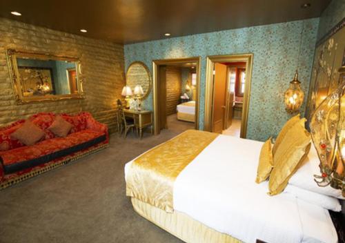 117845996 Madonna Inn