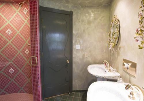 117846794 Madonna Inn