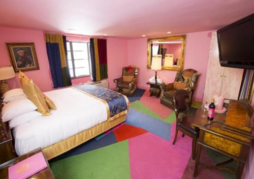 117847053 Madonna Inn