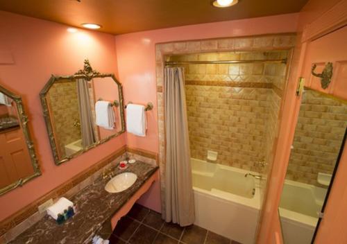 117847727 Madonna Inn