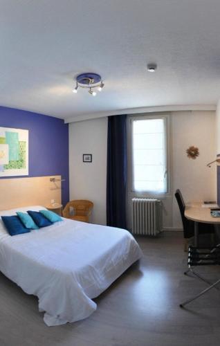 Logis Hotel-Restaurant La Croix Couverte in Mayenne