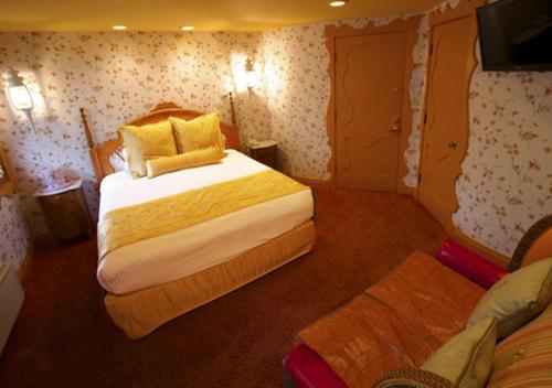 117849071 Madonna Inn