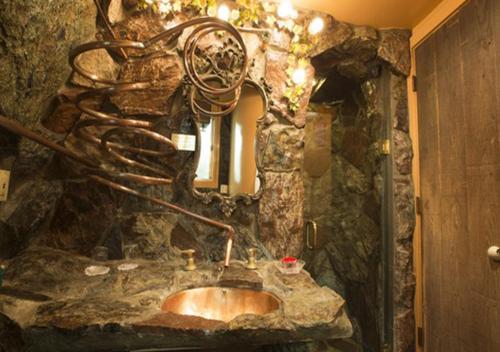 117850938 Madonna Inn