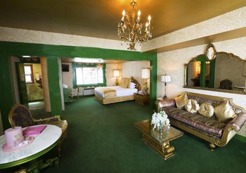 117851123 Madonna Inn