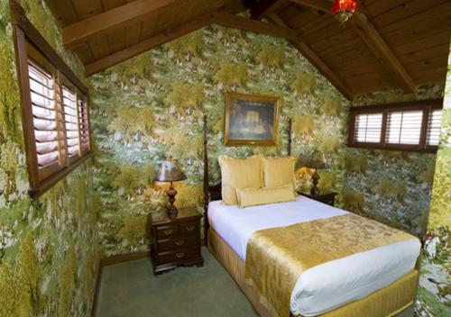 117851185 Madonna Inn