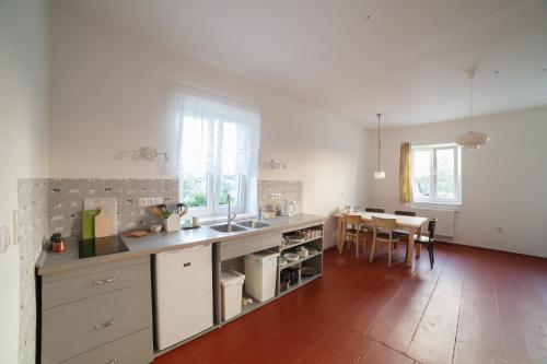 2 bedrooms, 5 beds