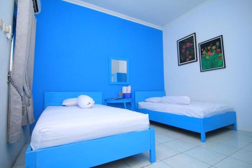 Hotel Boegenviel Stop at Hotel Boegenviel to discover the wonders of Lamongan. Both business travelers and tourists can enjoy the propertys facilities and services. Free Wi-Fi in all rooms, daily housekeeping, 24-hou